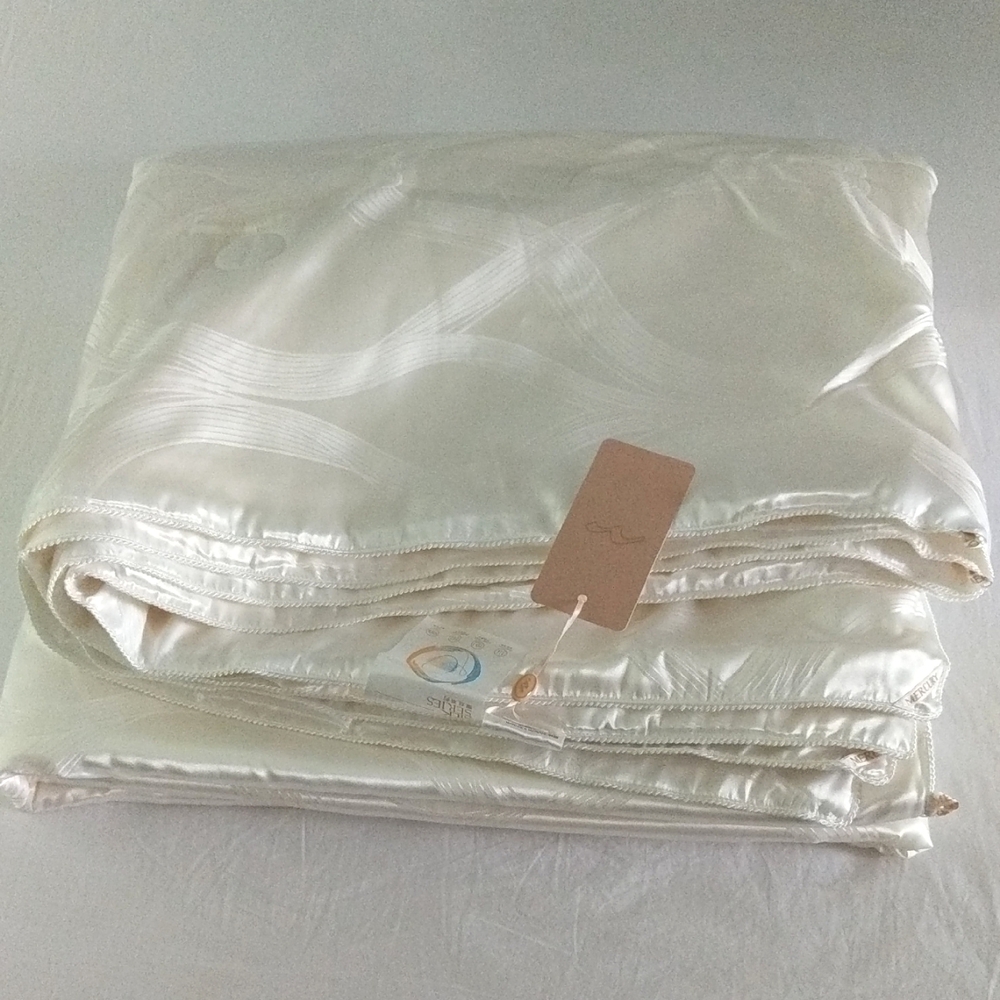 NWT Home Seasonless Silk Bedspread / Silk Quilt / Silk Filled Comforter